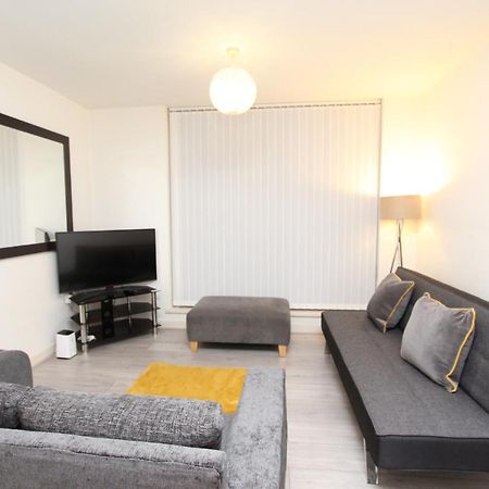 Spacious 1- Bedroom Apartment In E16 Λονδίνο Εξωτερικό φωτογραφία
